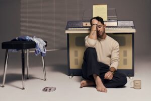 Nick Jonas em foto promocional para o álbum "Sunday Best". Imagem: Divulgação.