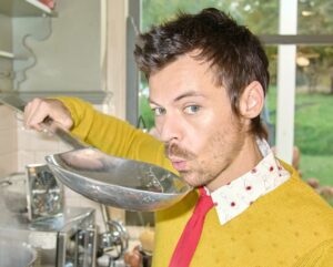 Harry Styles em foto promocional para o álbum "Kiss All The Time. Disco, Occasionally". Imagem: Divulgação.