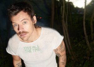 Harry Styles em foto promocional para o álbum "Kiss All The Time. Disco, Occasionally". Imagem: Divulgação.