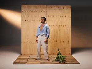 Bad Bunny em foto promocional para o álbum "Debí Tirar Más Fotos". Imagem: Divulgação.