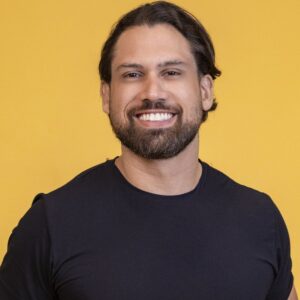 Brigido em foto promocional para o Big Brother Brasil 26. Imagem: TV Globo/Divulgação.