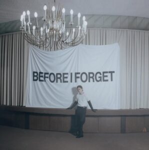 The Kid LAROI em foto promocional para o álbum "Before I Forget You". Imagem: Divulgação.