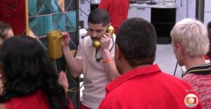 Marcelo atende o Big Fone dourado e assume papel decisivo na formação do próximo Paredão. Imagem: TV Globo/Reprodução.