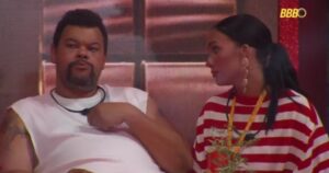 Babu e Maxiane conversam sobre o jogo. Imagem: Globoplay/Reprodução.