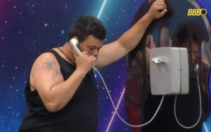 Babu Santana atende o Big Fone no Big Brother Brasil 26. Imagem: Globoplay/Reprodução.