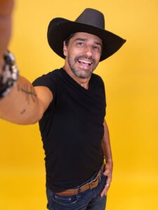 Alberto Cowboy em foto promocional para o BBB 26. Imagem: TV Globo/Divulgação.