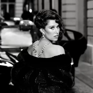 RAYE para a Vogue UK. Imagem: Reprodução.