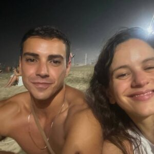 Caio Stampa e Rosalía durante o réveillon. Imagem: Instagram/Reprodução.