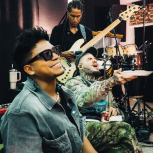 Eddy Lover e Farruko em estúdio. Imagem: Instagram.