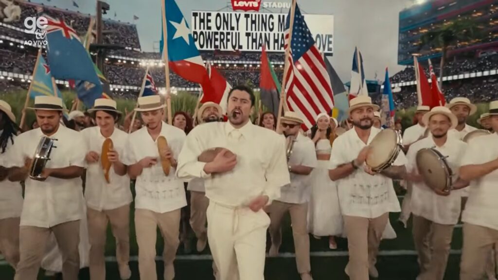 Bad Bunny foi a grande atração do Super Bowl 2026. Imagem: GE TV/Reprodução.
