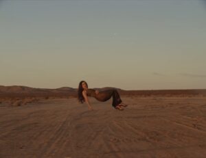 Rosalía no videoclipe de "Sauvignon Blanc". Imagem: Reprodução.