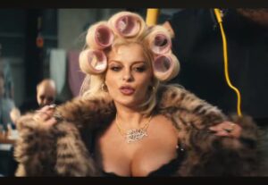 Bebe Rexha no videoclipe de "Çike Çike". Imagem: Reprodução.