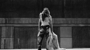 Slayyyter no videoclipe de "Old Technology". Imagem: Reprodução.