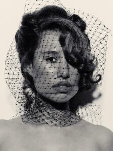 RAYE em foto promocional para o single "Nightingale Lane". Imagem: Divulgação.