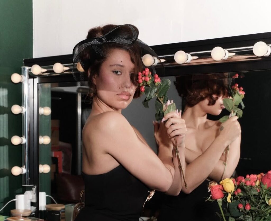 RAYE em foto promocional para o single "Nightingale Lane". Imagem: Divulgação.