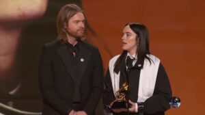 Billie Eilish conquista Canção do ano com "WILDFLOWER". Imagem: Reprodução.