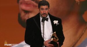 Bad Bunny vence Álbum do Ano e afirma o poder latino. Imagem: Reprodução.