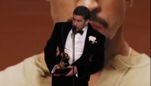Bad Bunny recebendo o prêmio de Melhor Álbum de Música Urbana. Imagem: Twitter.
