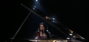 Lola Young se apresentando no Grammy's 2026. Imagem: Twitter.