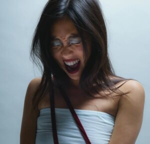 Sarah Kinsley em foto promocional para o EP "Fleeting". Imagem: Divulgação.