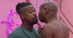 Edilson "ultrapassa os limites permitidos" durante discussão com Leandro. Imagem: Globoplay/Divulgação.