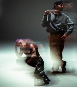 Tavárez em foto promocional para o álbum "SUPERARTE". Imagem: Divulgação.