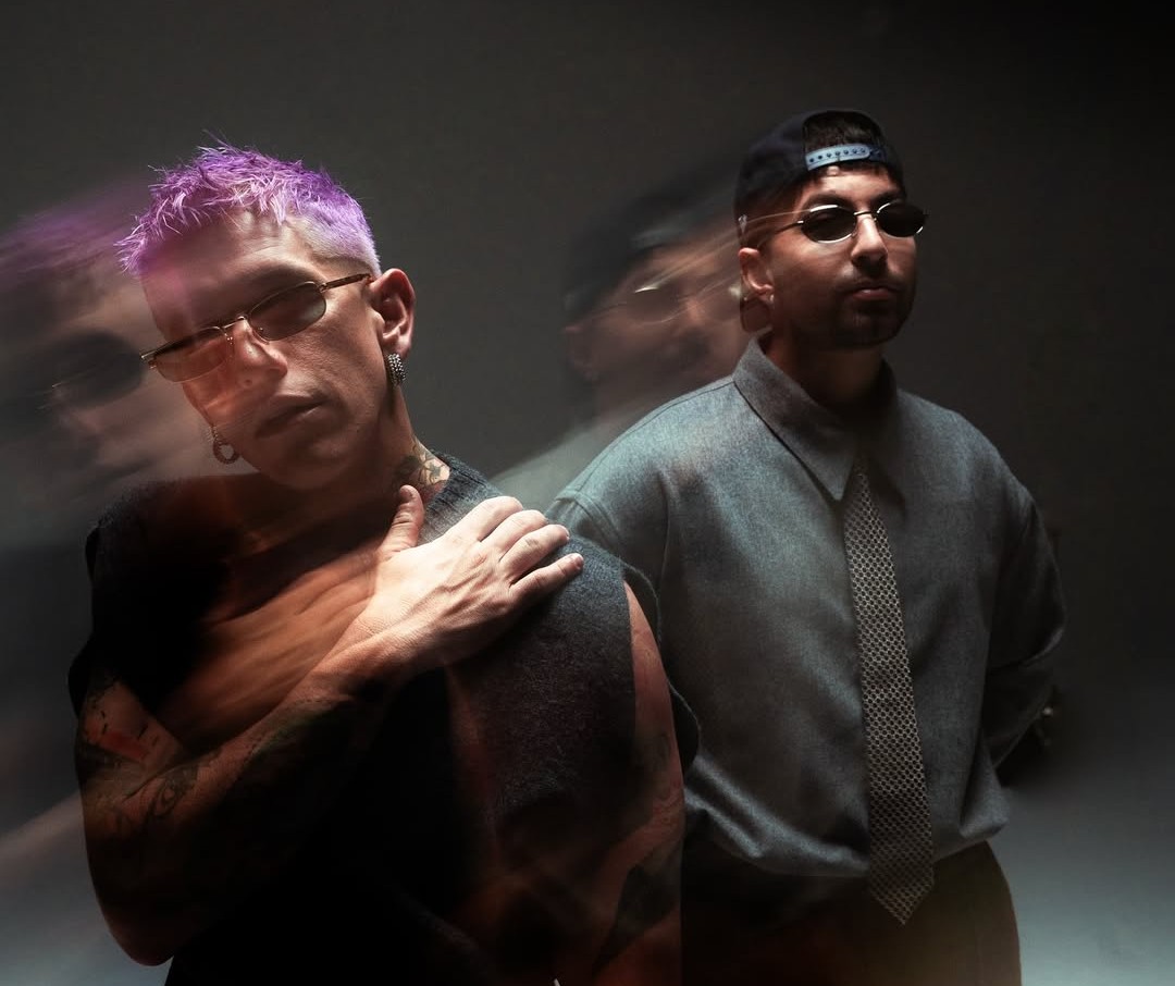 Justin Quiles e Lenny Tavárez em foto promocional para o álbum "SUPERARTE". Imagem: Divulgação.
