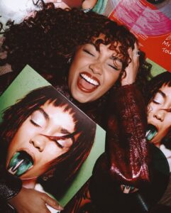 Leigh-Anne em foto publicada em suas redes sociais. Imagem: Instagram/Reprodução.