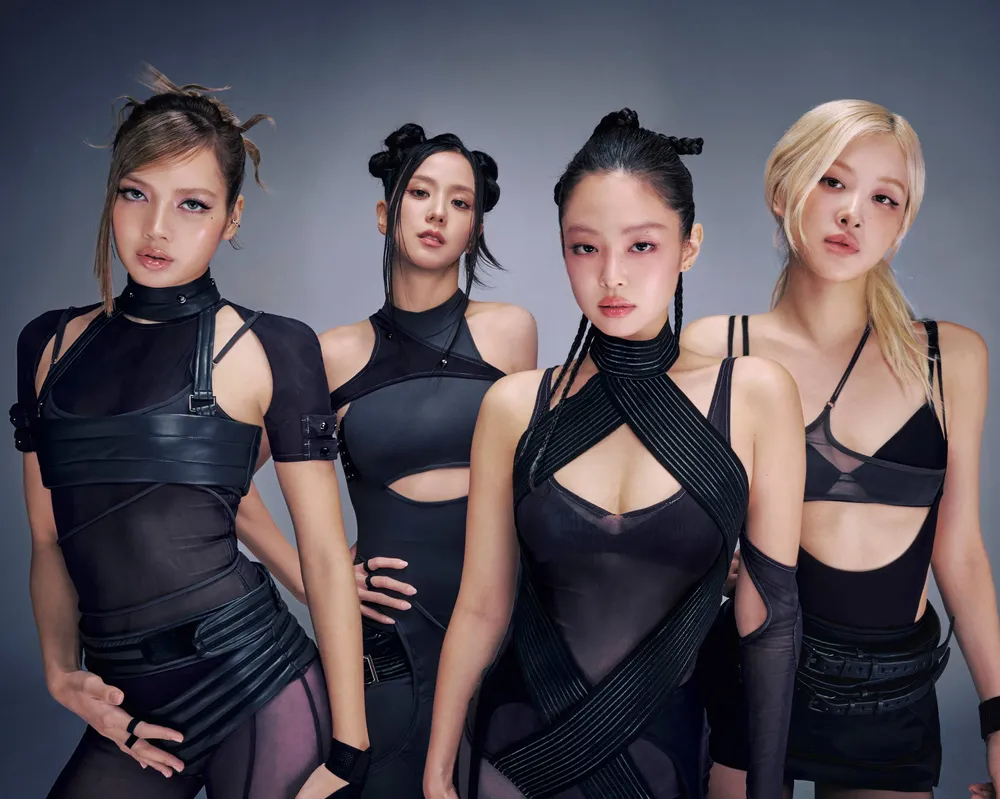 BLACKPINK em foto promocional para o mini-álbum "DEADLINE". Imagem: Divulgação.