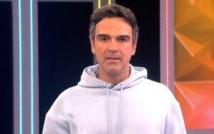 Tadeu Schmidt durante o Big Brother Brasil 26. Foto: Reprodução/Globo.