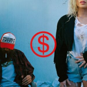 Capa de "WOR$T GIRL IN AMERICA", disco de Slayyyter. Imagem: Reprodução.