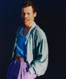 Harry Styles em foto promocional para o álbum "Kiss All The Time. Disco, Occasionally". Imagem: Divulgação.