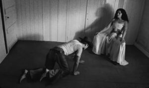 Jessie Ware no videoclipe de "Ride". Imagem: YouTube/Reprodução.