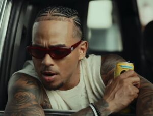 Ozuna no videoclipe de "Una Aventura". Imagem: YouTube/Reprodução.
