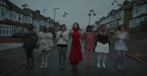 RAYE no videoclipe de "Click Clack Symphony". Imagem: Reprodução/YouTube.