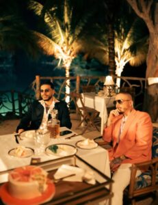 J Balvin e Ryan Castro em foto promocional para o single "Pal Agua". Imagem: Divulgação.