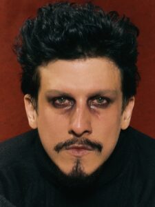 Getúlio Abelha em foto promocional para o álbum "Autópsia+". Imagem: Divulgação.