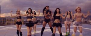 Pabllo Vittar e NMIXX no clipe de "TIC TIC". Imagem: YouTube.