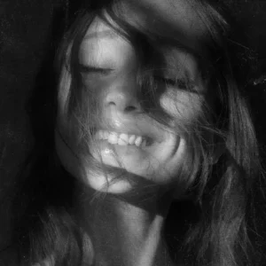 Ariana Grande para seu álbum petal. Foto: Divulgação.