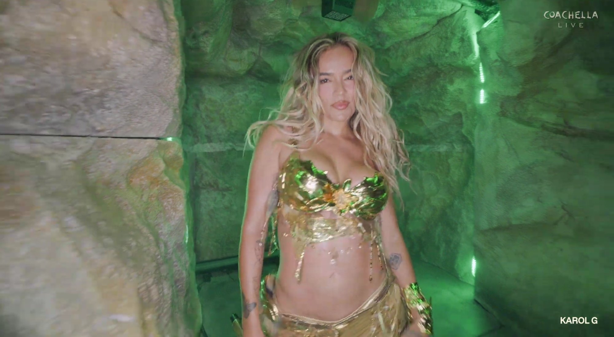 Karol G brilha no Coachella em apresentação histórica. Imagem: Reprodução/YouTube.