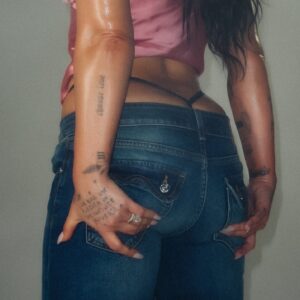 Capa oficial do single "Low Rise Jeans". Imagem: Divulgação.