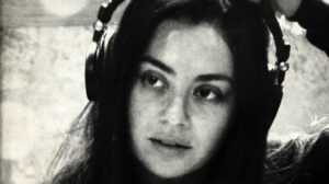 Foto de Charli xcx em estúdio, publicada em seu Instagram. Imagem: Reprodução.