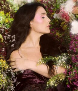 Jessie Ware para os visuais de "Superbloom". Imagem: Reprodução/YouTube.