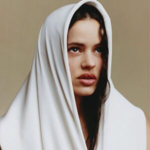Rosalía em foto promocional para o álbum "LUX". Imagem: Divulgação.