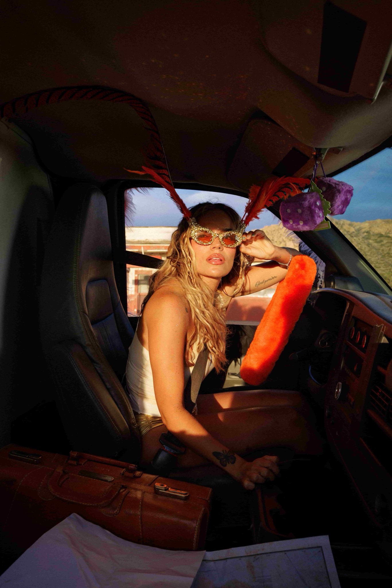Karol G em foto promoção para a "Viajando Por El Mundo - Tropitour". Imagem: Divulgação.