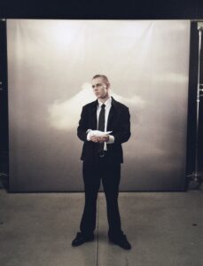 The Kid LAROI em foto promocional de “Before I Forget (Deluxe)”. Imagem: Divulgação.