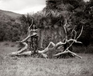 Anitta e Marina Sena em foto promocional para o videoclipe de "Mandinga". Imagem: Divulgação.