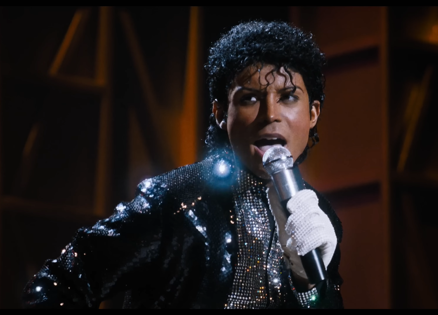 Jaafar Jackson como Michael Jackson no filme "Michael". Imagem: Reprodução/Youtube