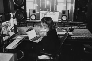 Imagem de Ariana Grande em Estúdio, publicada em seu Instagram. Imagem: Reprodução.