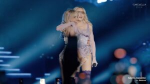Sabrina Carpenter e Madonna em transmissão do Coachella. Imagem: Youtube / Coachella.